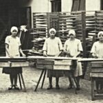 Foto_A.W._Olomoucké_tvarůžky_Přeskládávání_tvarůžků_rok_1930