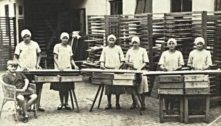 Foto_A.W._Olomoucké_tvarůžky_Přeskládávání_tvarůžků_rok_1930