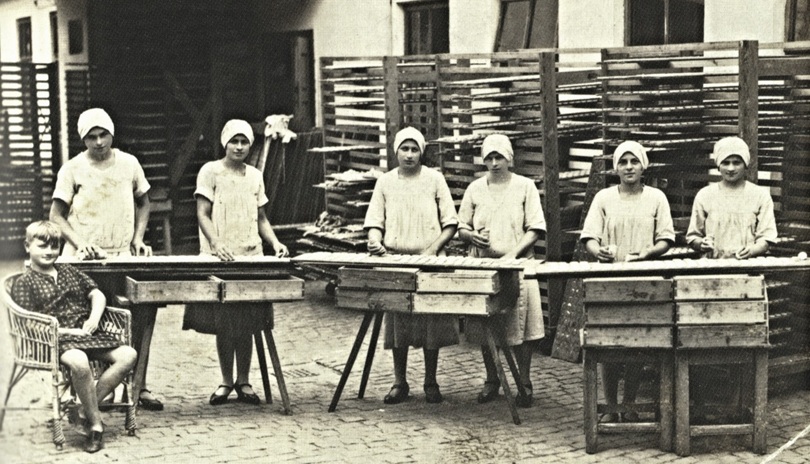 Foto_A.W._Olomoucké_tvarůžky_Přeskládávání_tvarůžků_rok_1930
