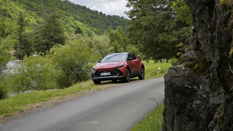 Toyota-C-HR-2025-04-8