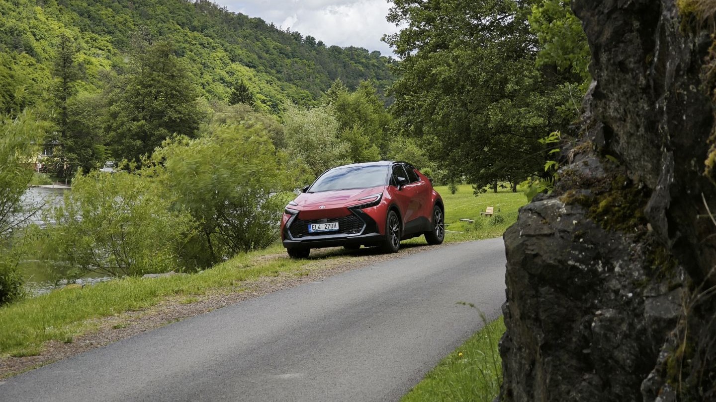 Toyota-C-HR-2025-04-8