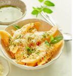 Tvarůžkový_salát_s_melounem_cantaloupe