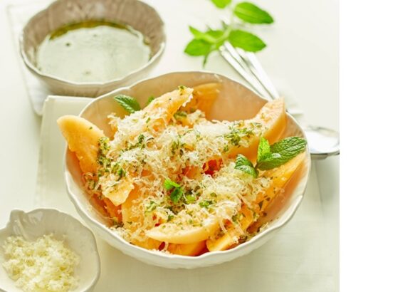 Tvarůžkový_salát_s_melounem_cantaloupe