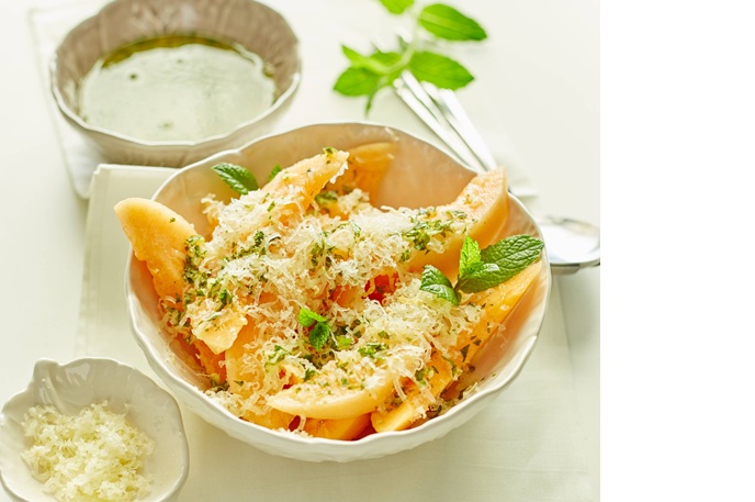 Tvarůžkový_salát_s_melounem_cantaloupe