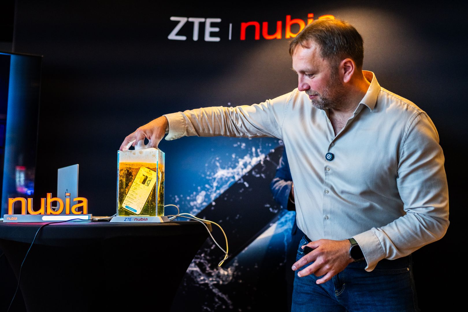 Lukáš Knotte noří mobilní telefon ZTE nubia Air do piva